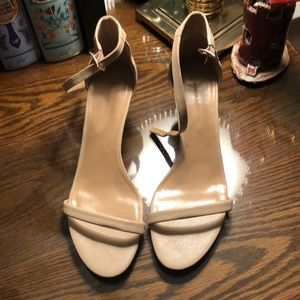 Low heeled nude sandals